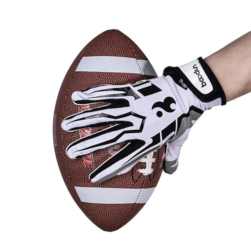 Gants de sport anti-dérapants rugby blanc et noir posés sur un ballon de rugby marron.
