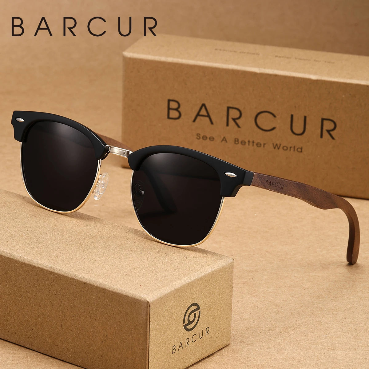 Un par de gafas de sol con marco de madera marrón sobre una caja de cartón con el logo BARCUR.
