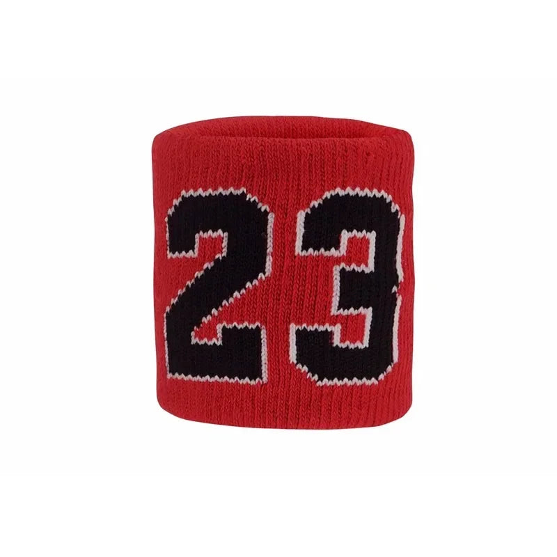 Un bracelet tricoté rouge avec le numéro 23 brodé en noir et blanc.
