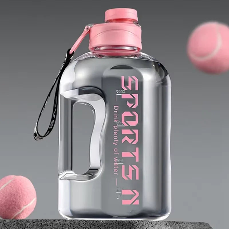 Klare wiederverwendbare Sportflasche mit pinkem Deckel und schwarzem Schlauch auf grauem Hintergrund.