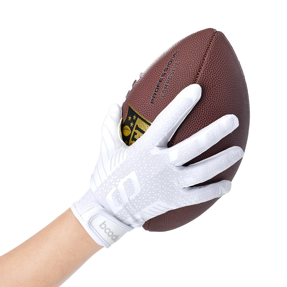 Una mano vistiendo guantes de rugby marrones con agarres blancos y un logotipo dorado, mostrada contra un fondo blanco.