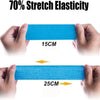 Manos sostienen tiras de cinta kinesiológica azul demostrando elasticidad de estiramiento del 70% en longitudes de 15 cm y 25