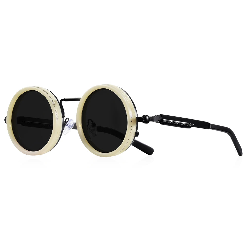 Une paire de lunettes de soleil noires avec des montures dorées et des verres réglables.