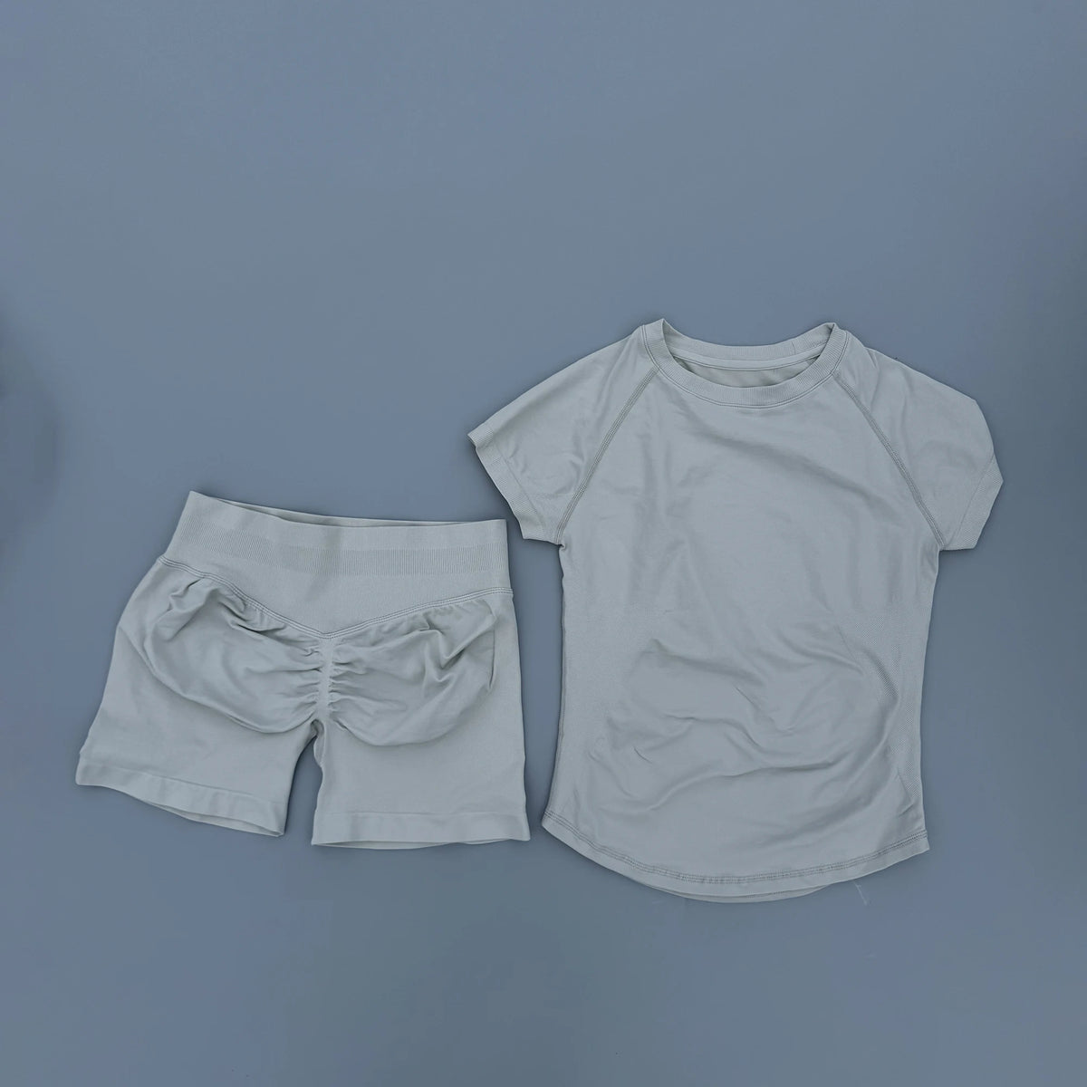 Ensemble de yoga et sport blanc sans couture pour femmes, comprenant un haut court et un short taille haute.
