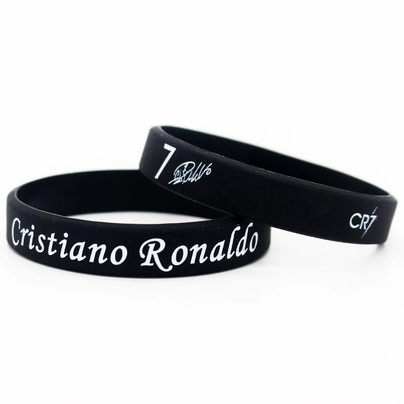 Schwarzes Silikon-Armband mit dem Namen Cristiano Ronaldo eingraviert.