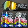 Una colección de gafas universales para motocross de varios colores con lentes PC, mostradas en fila.