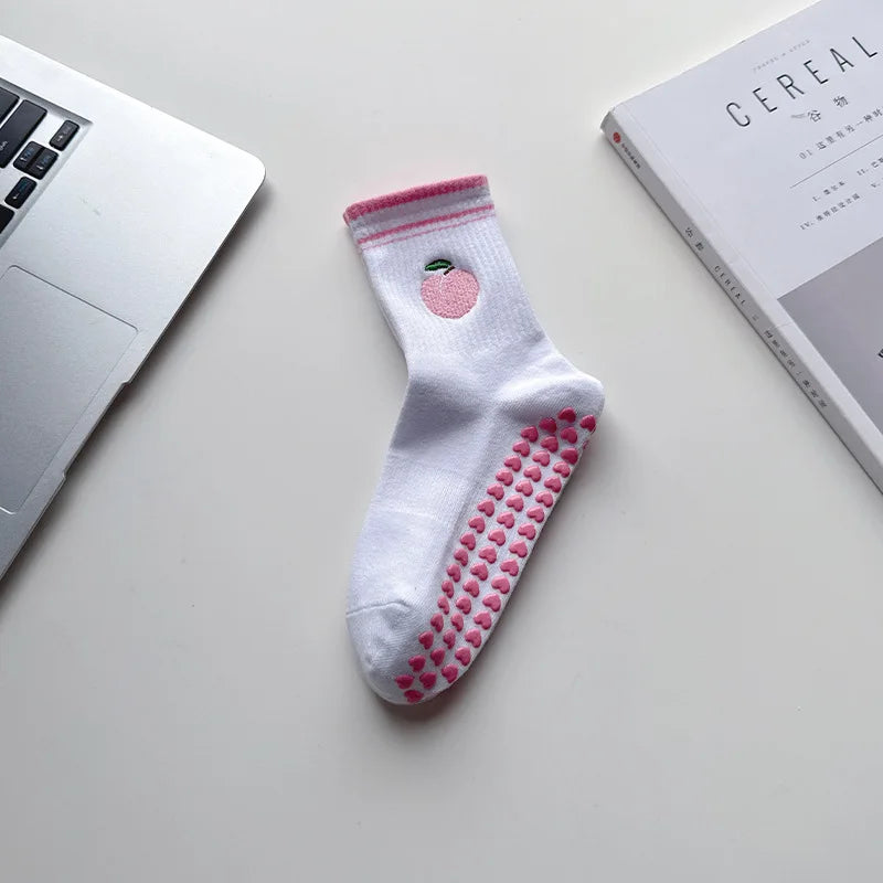 Chaussettes de yoga blanches avec broderies roses d'une pomme et de petits cœurs roses