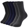 Une rangée de chaussettes de tricot marines foncées et noires.
