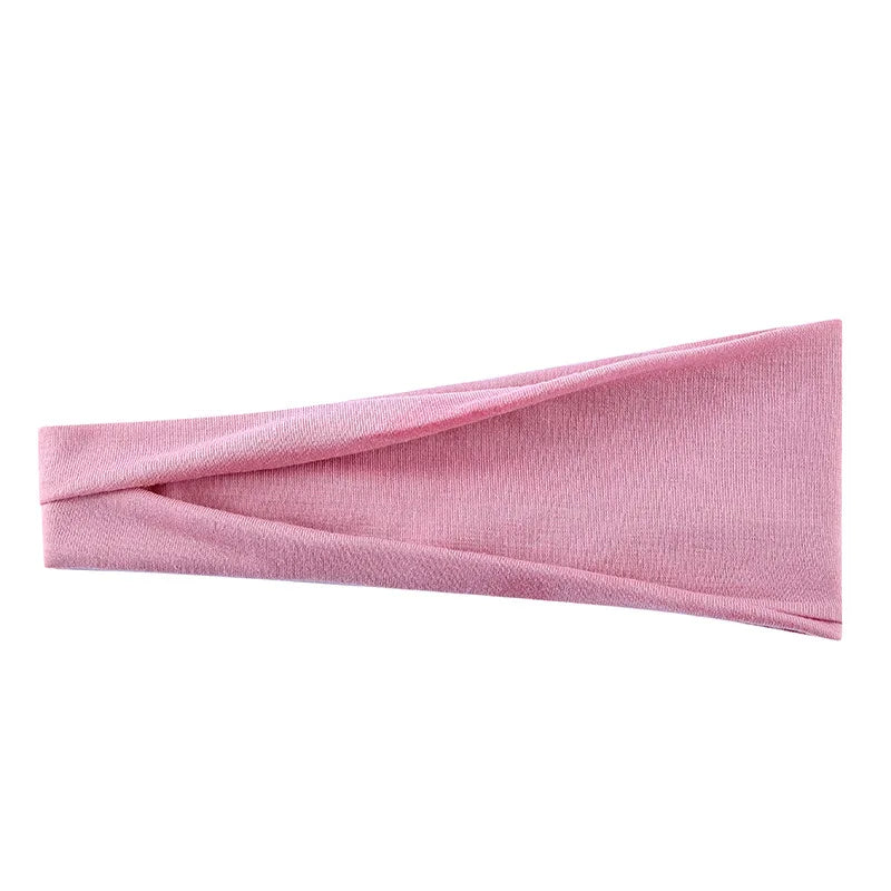 Un bandeau élastique rose plié et exposé sur un fond blanc.
