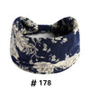 Bandeau en coton stretch bleu marine à motifs floraux bohèmes porté sur la tête