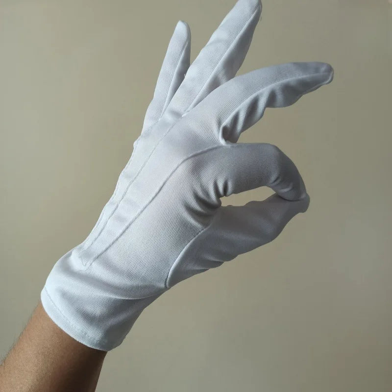Una mano con guantes de algodón blancos haciendo un gesto con los dedos.