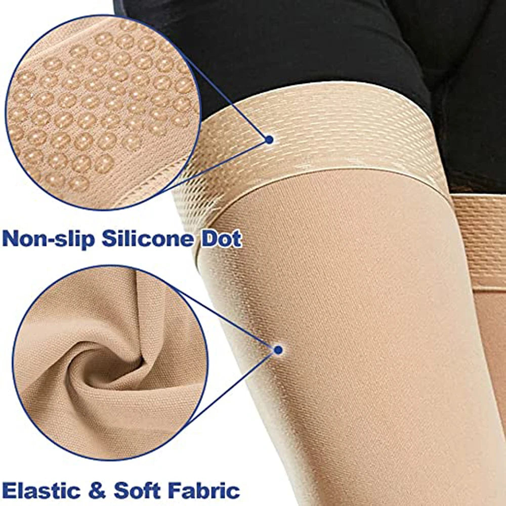 Primer plano de manguitos de compresión terapéutica beige con puntos de silicona antideslizantes y textura de tela elástica.