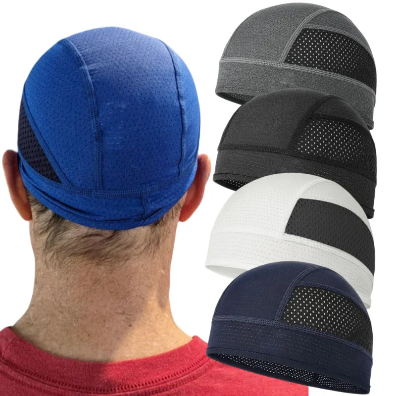 Una colección de forros internos para cascos de ciclismo transpirables en azul, negro, blanco y azul marino apilados vertical