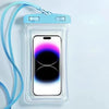 Una bolsa de silicona transparente con una correa azul que sostiene un smartphone mostrando un degradado púrpura y negro.