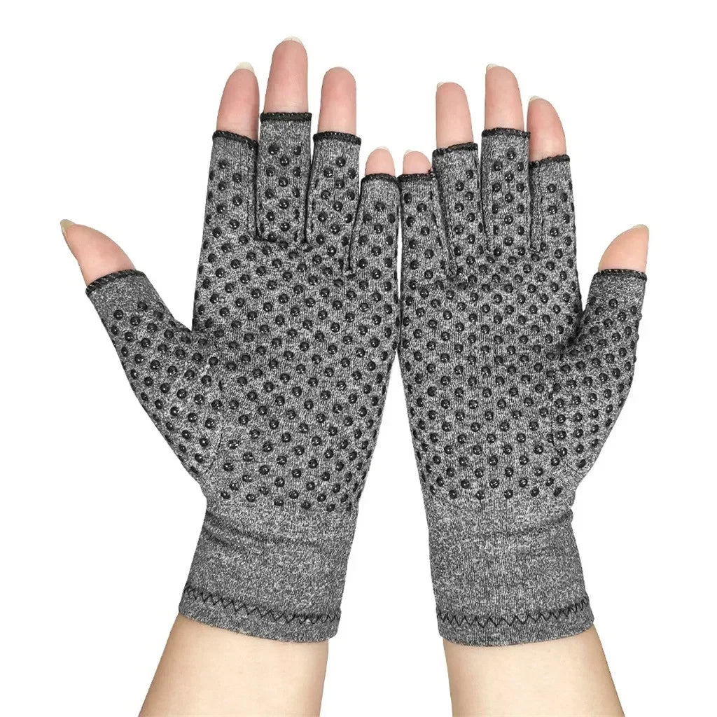 Ein Paar grauer Kompressions-Therapie-Handgelenk-Stützhandschuhe vor weißem Hintergrund.