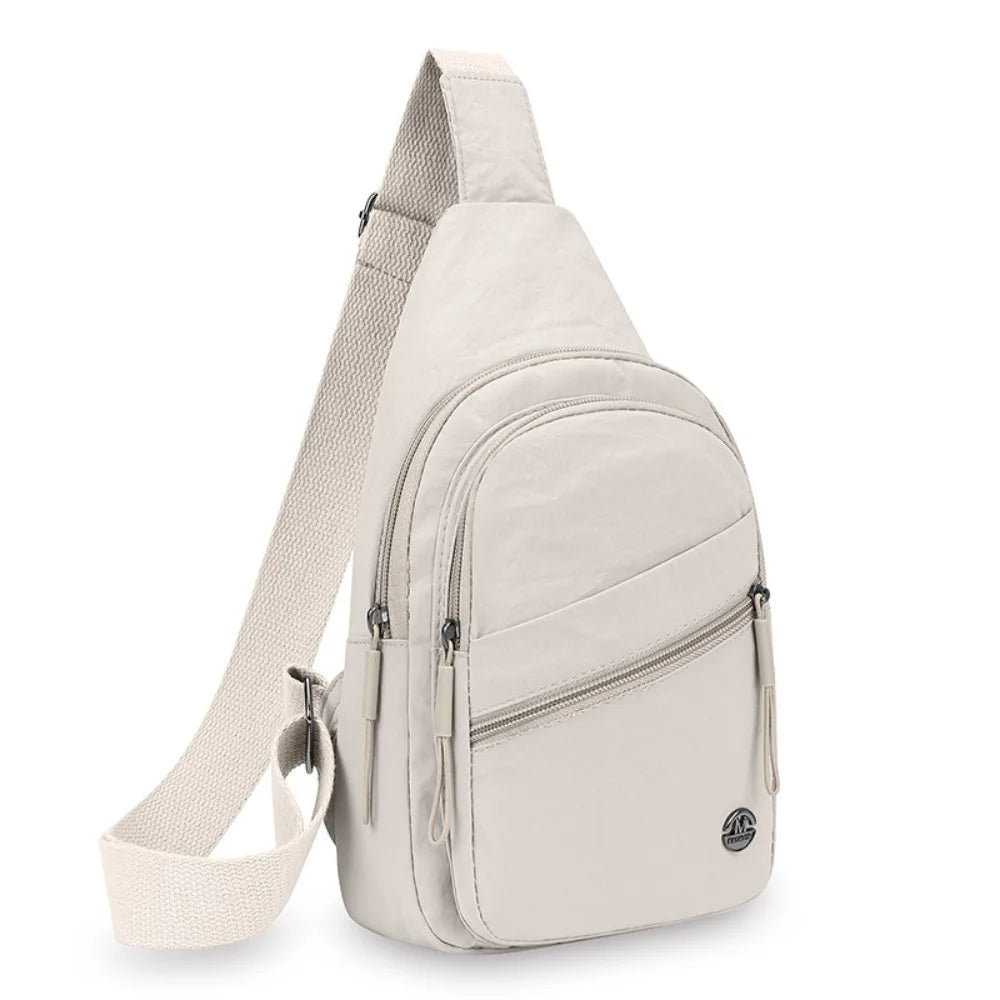 Beige strapazierfähige Umhängetasche mit hellem Tan-Riem, von hinten gezeigt.
