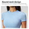 Camiseta de yoga y fitness azul claro de secado rápido mostrada en la parte superior de una modelo.