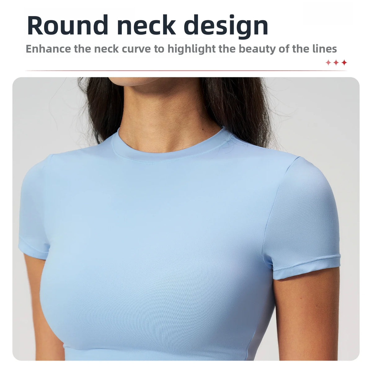 Camiseta de yoga y fitness azul claro de secado rápido mostrada en la parte superior de una modelo.
