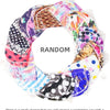 Un bonnet de bain coloré à motifs, présenté en arrangement circulaire.
