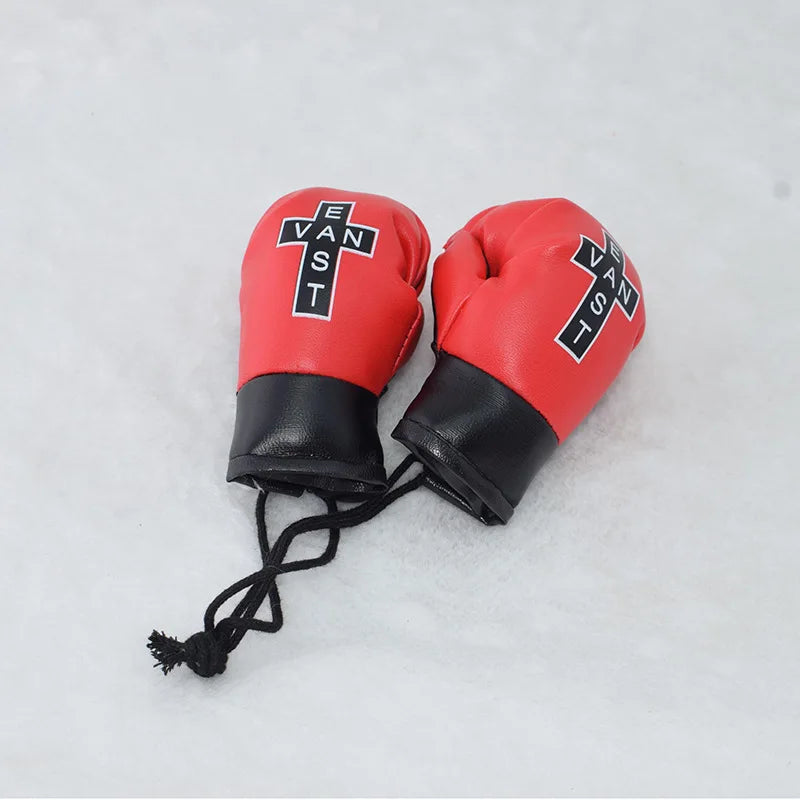 Rote Mini-Leder-Boxhandschuhe mit einem Kreuz-Design an einem schwarzen Schnur zur Dekoration