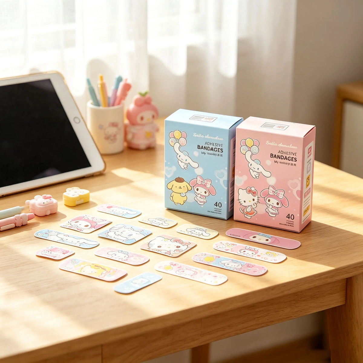 Caja de 40 vendas adhesivas de dibujos animados kawaii con diseños de animales lindos, exhibidas en una mesa de madera.