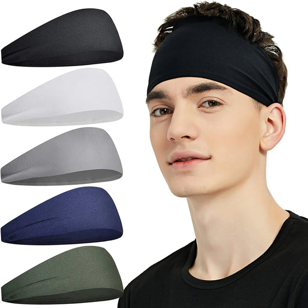 Un homme modélise des bandeaux sportifs multi-couleurs à absorption de l'humidité, noirs, blancs, gris, bleus et vert olive.