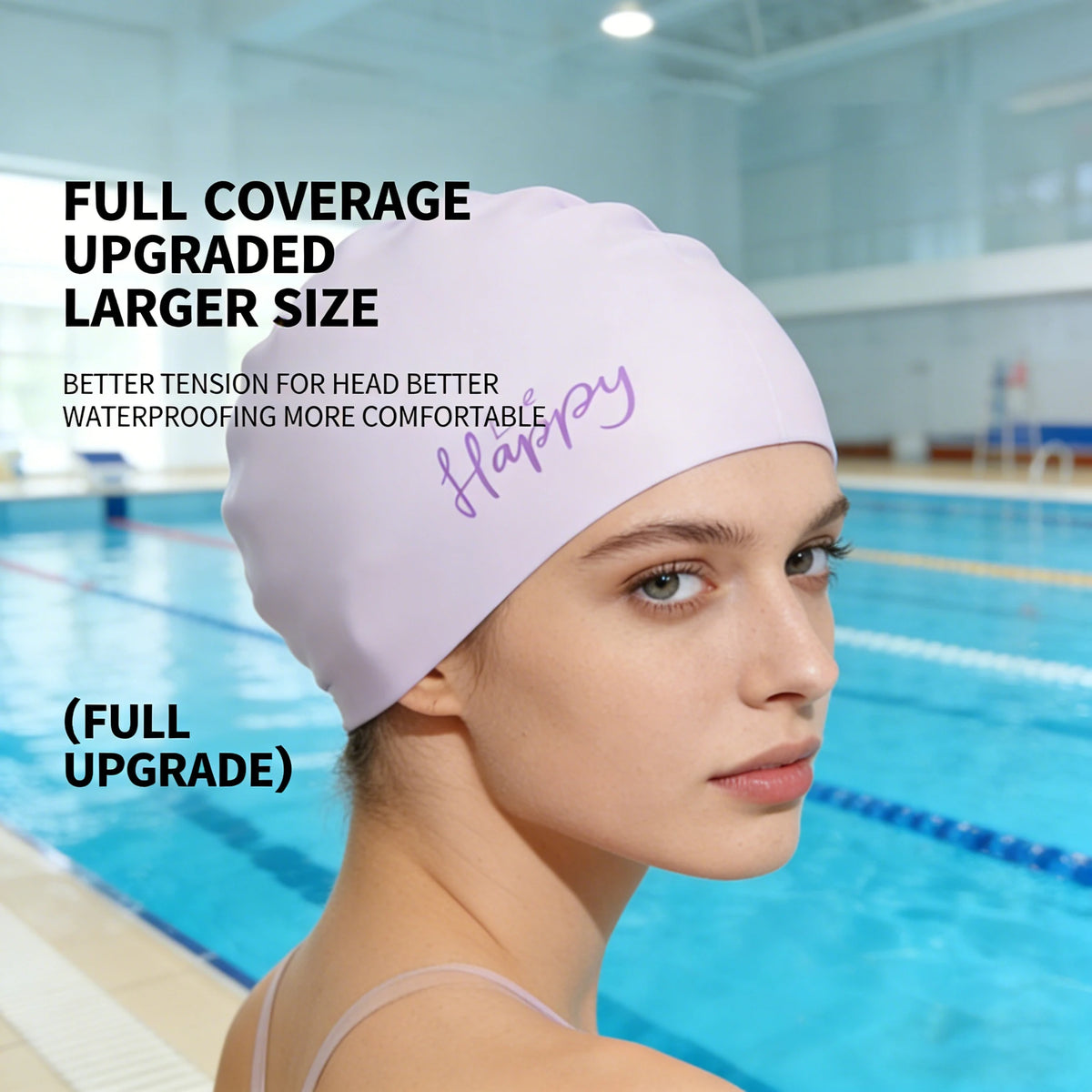 Una mujer usando una gorra de silicona impermeable de color lila claro para proteger su cabello largo en una piscina.