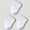 Una pila de calcetines de algodón unisex blancos y transpirables, agrupados en dos.