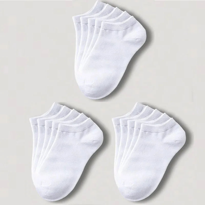 Una pila de calcetines de algodón unisex blancos y transpirables, agrupados en dos.