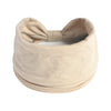 Foulard en coton beige noué en nœud, utilisé pour les cheveux et le style.