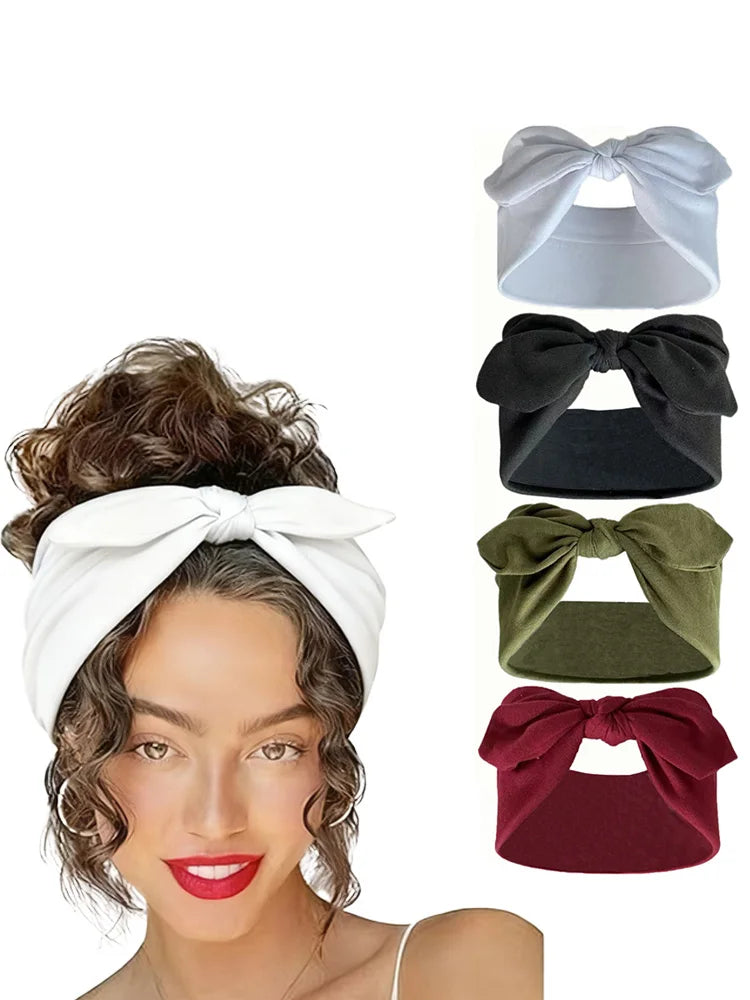 Une femme modèle plusieurs bandeaux élastiques de couleur unie en blanc, noir et vert olive.