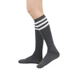 Calcetines altos de pierna grises a rayas para mujeres