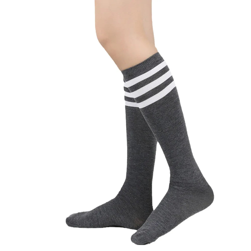 Calcetines altos de pierna grises a rayas para mujeres