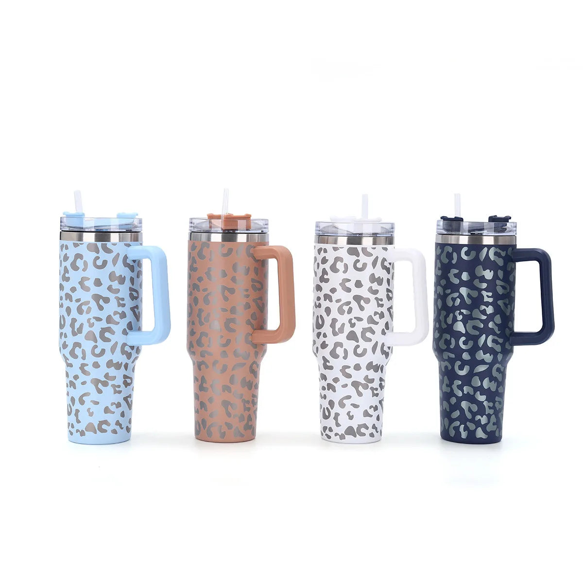 Quatre tasses isothermes en acier inoxydable aux couleurs différentes de motif léopard et avec couvercles, affichées côte à c