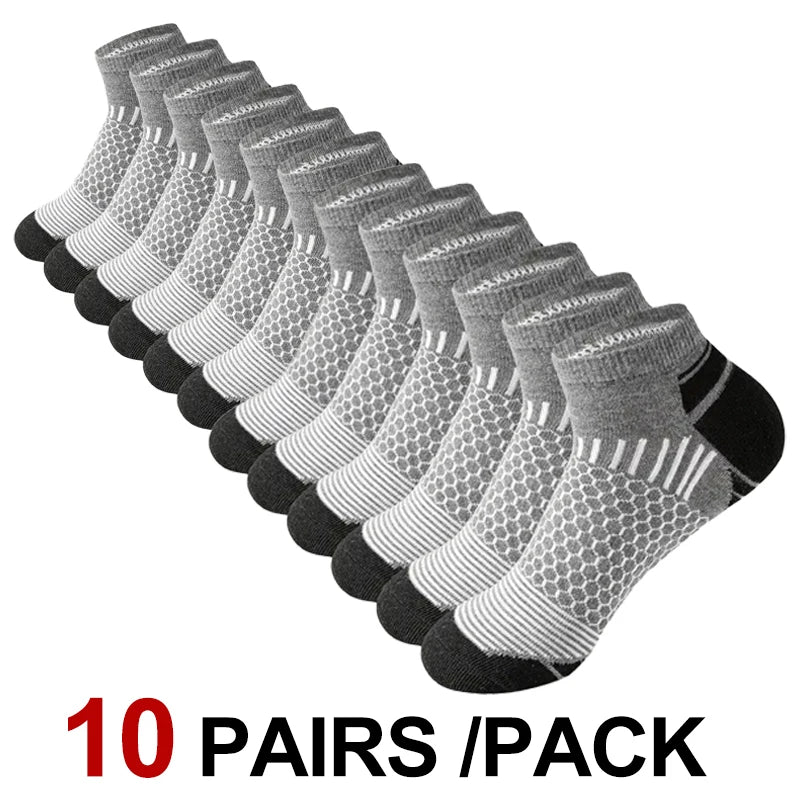 Un paquet de dix paires de chaussettes de sport gris et noir, basses et respirantes, alignées.