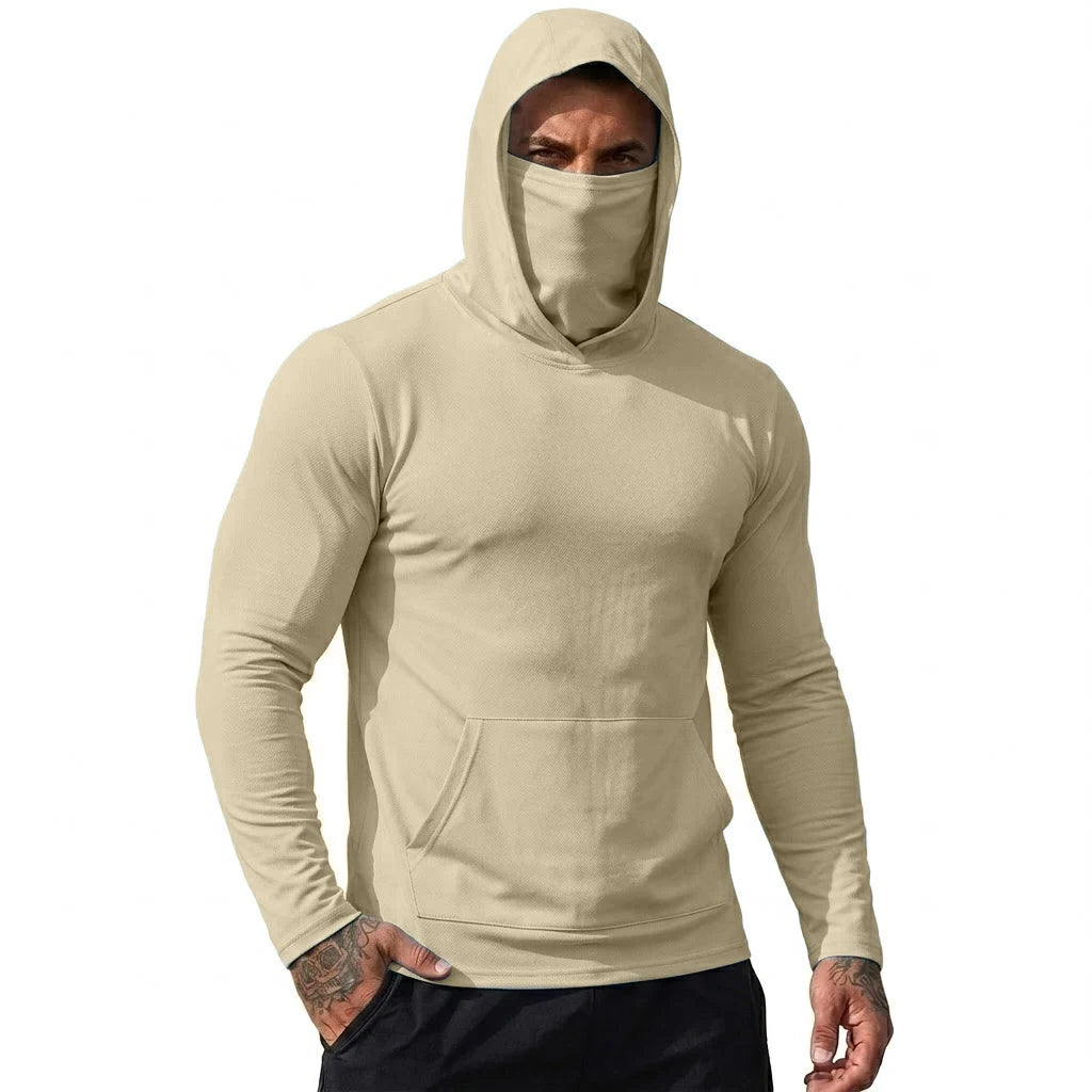 Ein Mann trägt ein beiges, leichtes Funktions-Kapuzenpullover mit Kapuze und Frontmaske.