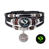 Pulsera de cuero negro con cuentas de plata y madera oscura, y un colgante con la constelación de Piscis.