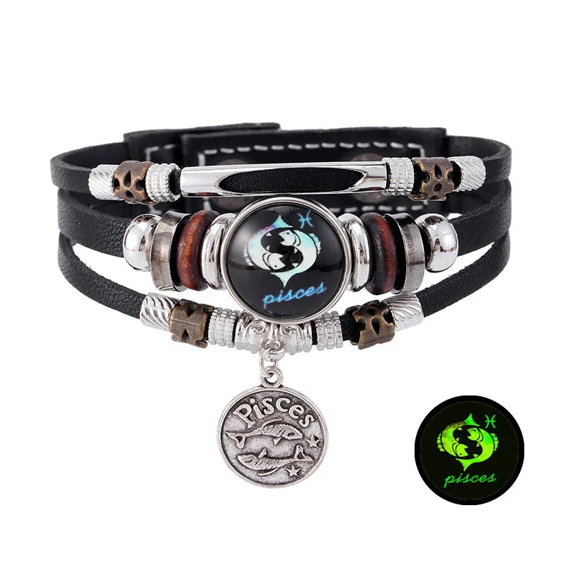 Pulsera de cuero negro con cuentas de plata y madera oscura, y un colgante con la constelación de Piscis.