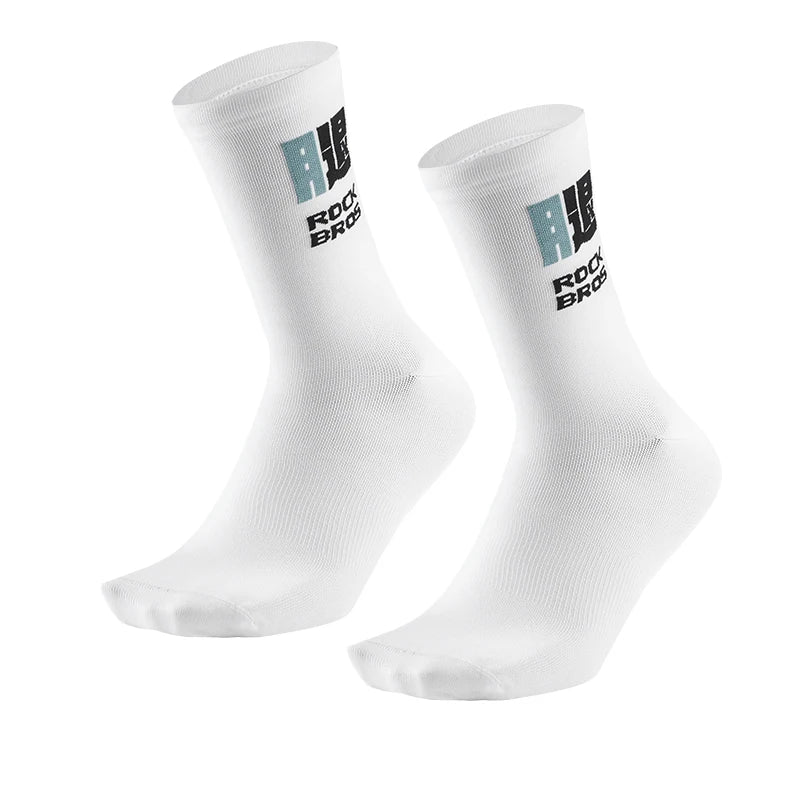 Ein Paar weiße Stricksocken mit einem hellblauen Logo, das den Text ROCK BROSS zeigt