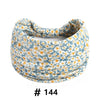 Bandeau en coton stretch à motifs floraux bleu clair et blanc, enroulé en spirale.