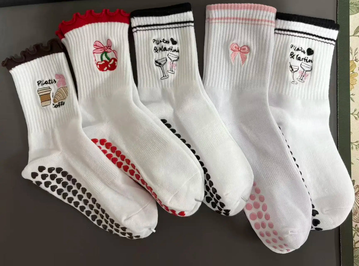Kollektion von Strick-Yoga- und Fitnesssocken für Damen in Weiß mit floralen, Schleifen- und Polka-Details