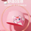 Bonnet de bain rose avec un dessin de chat de dessin animé dans un cadre circulaire sur fond rose clair.
