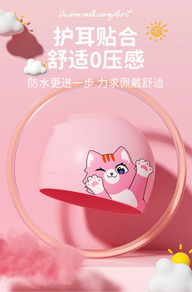 Bonnet de bain rose avec un dessin de chat de dessin animé dans un cadre circulaire sur fond rose clair.