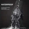 Nahaufnahme eines schwarzen Fahrradhandschuhs, der durch Spritzwasser seine wasserdichte Schutzwirkung testet.