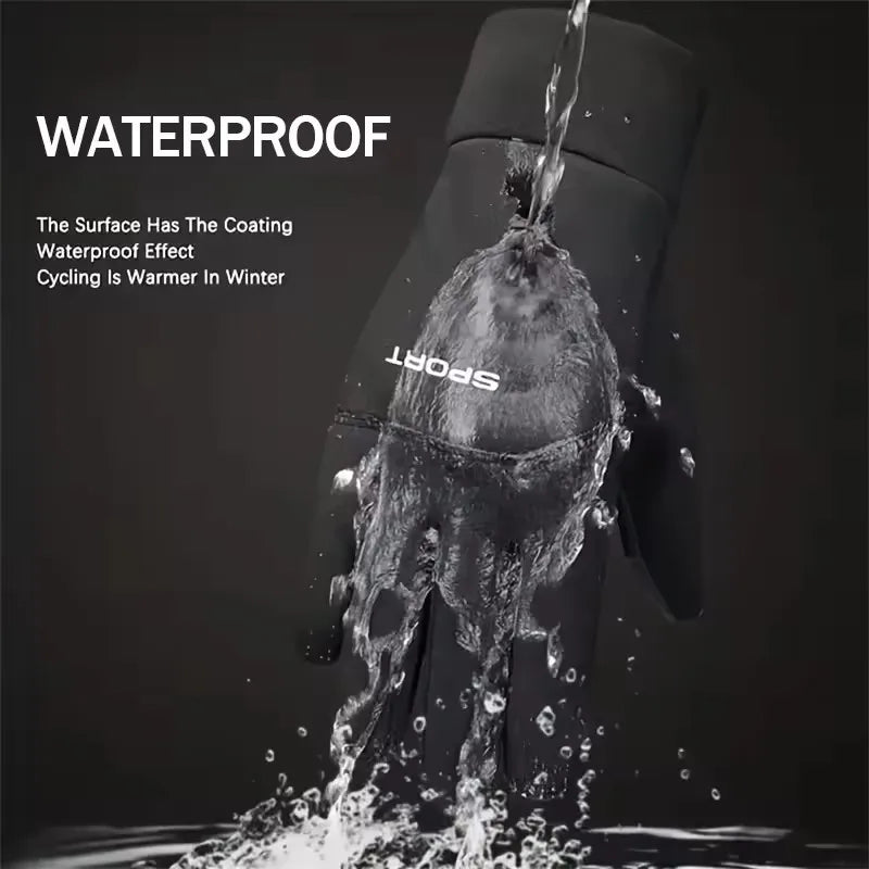 Nahaufnahme eines schwarzen Fahrradhandschuhs, der durch Spritzwasser seine wasserdichte Schutzwirkung testet.