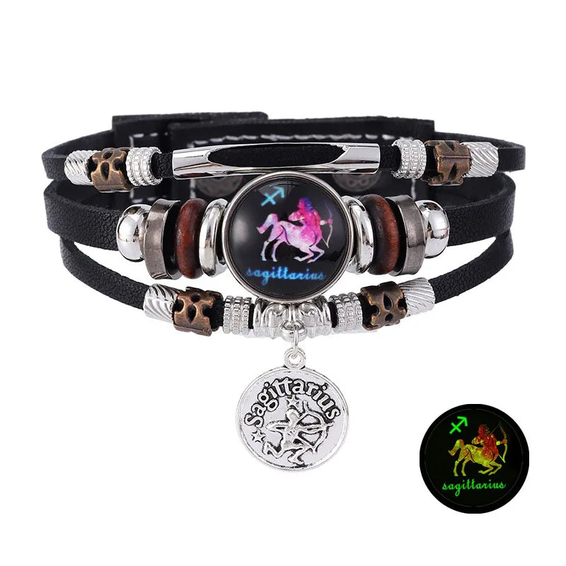 Pulsera de cuero con cuentas y un colgante que representa el signo zodiacal de Sagitario.