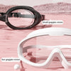 Comparación de gafas de natación antiempañante pequeñas negras y blancas mostrando diferente claridad visual.