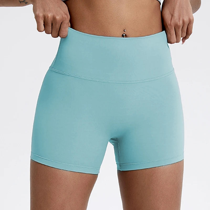 Shorts de yoga compressifs bleu clair taille haute portés par une personne.