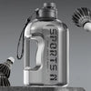Klare, große wiederverwendbare Sportflasche mit Metallverschluss und Leine, auf grauer Oberfläche.