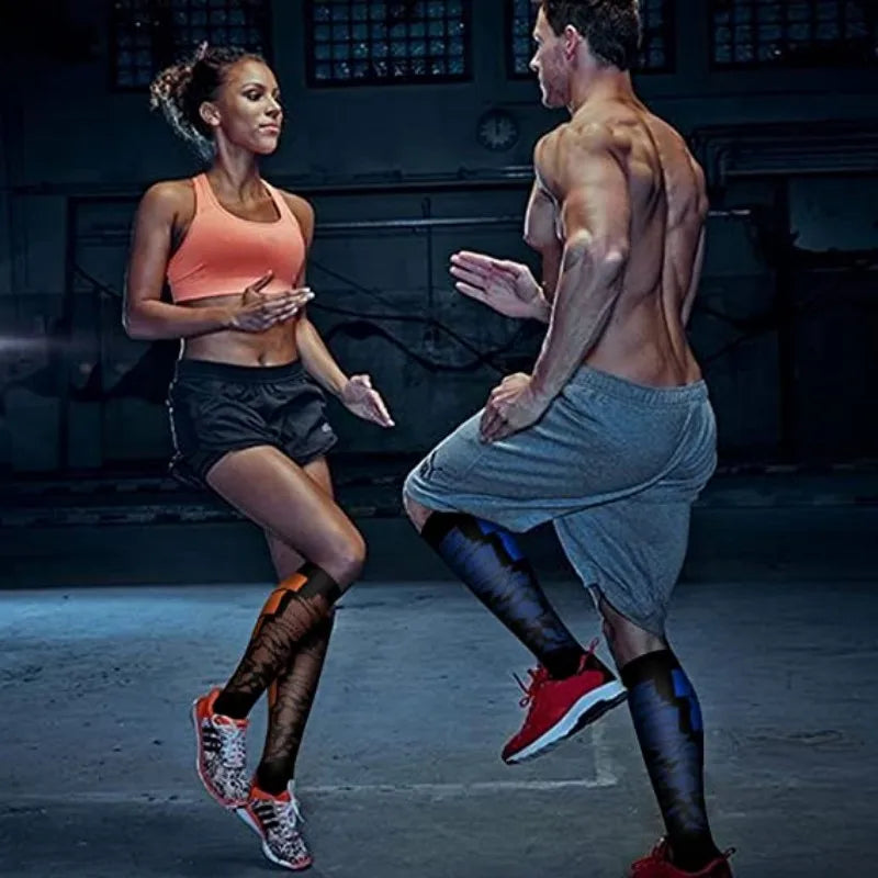 Muskulöse Frau und Mann trainieren im Fitnessstudio mit medizinischen Kompressionsstrümpfen.